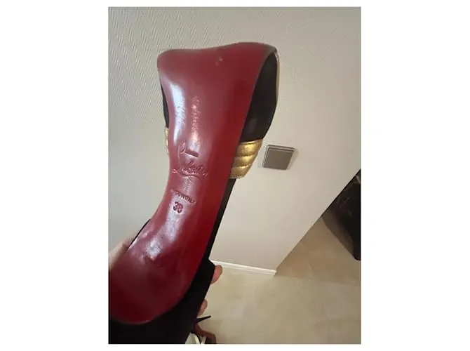 Christian Louboutin Zapatos de tacón Negro Dorado 