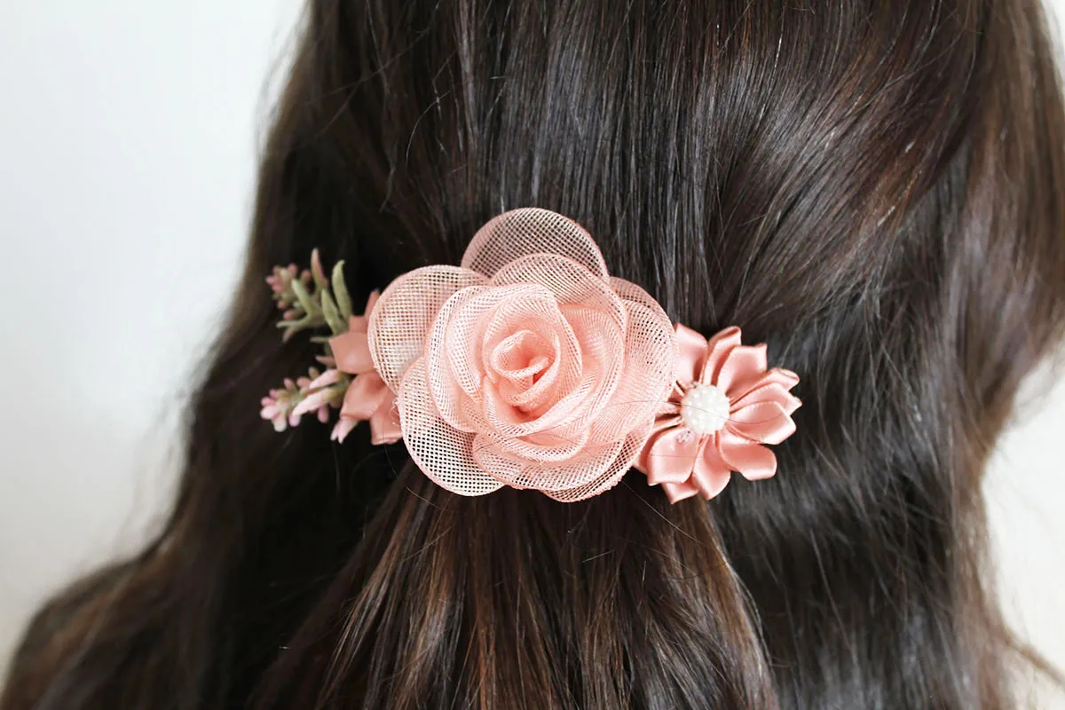 Pasador flor rosa ceremonia niña