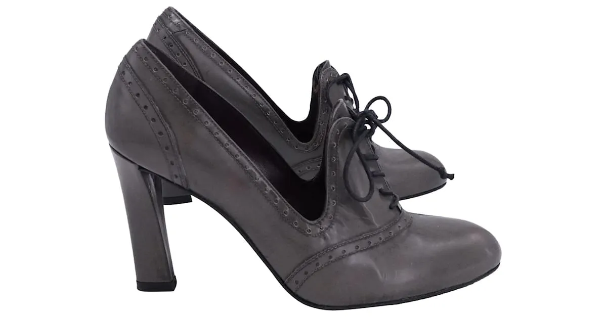 Zapatos de tacón Wingtip con cordones de Stuart Weitzman en cuero gris 